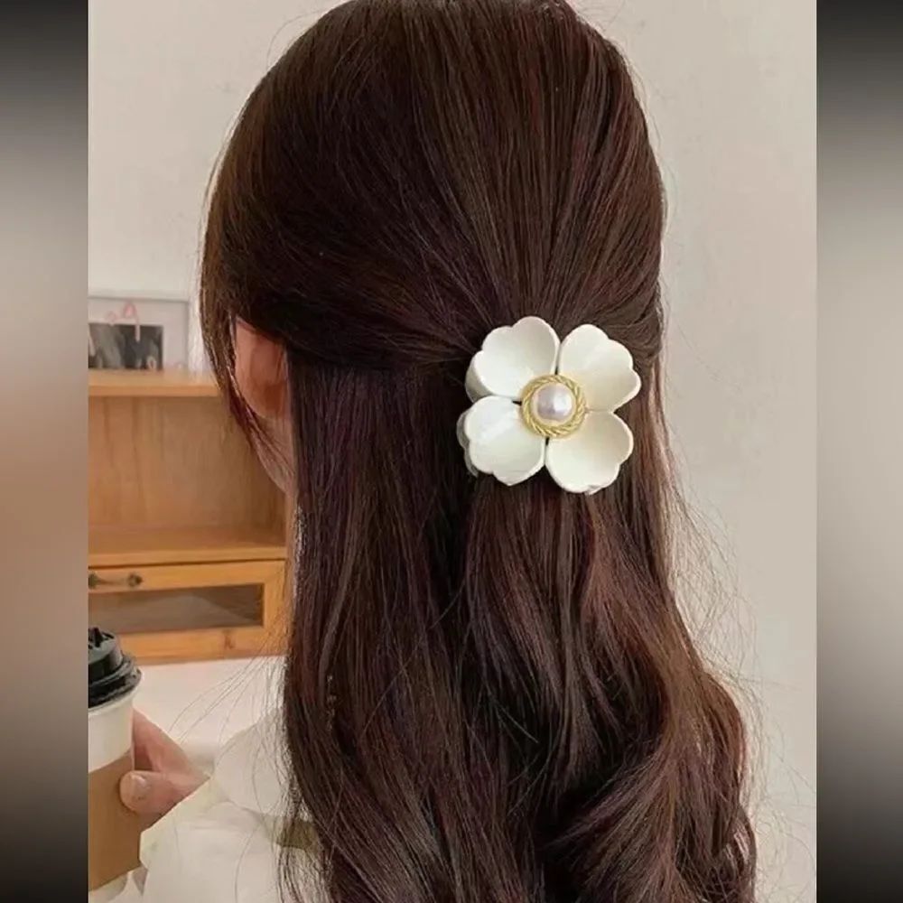 Elegant White Floral Hair Clip K18